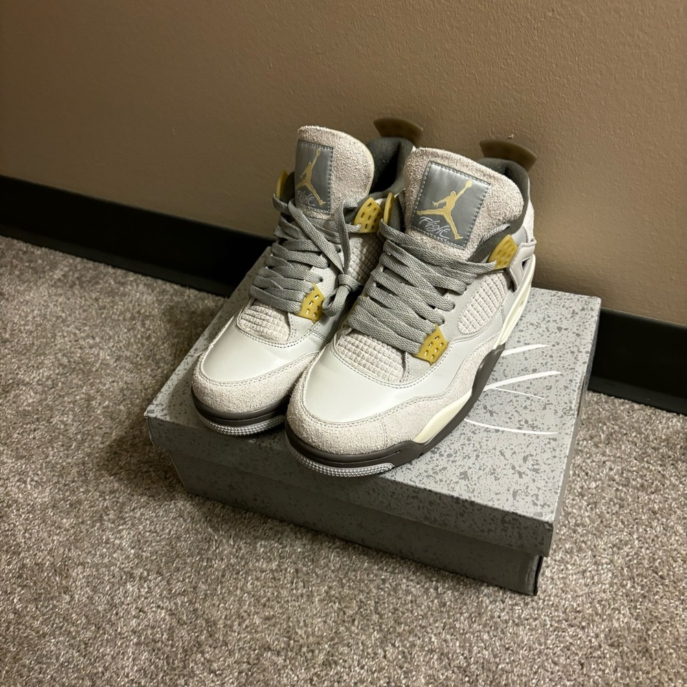 Jordan 4 Retro SE Craft Photon Dust
